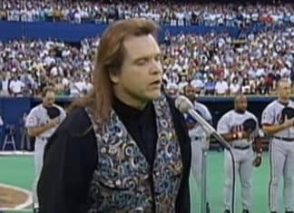 Meat Loaf Showed Everyone How the National Anthem Should be Sung.