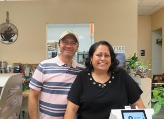 Sabor a Vida Café and Deli Celebrates Opening with Red Ribbon Cutting