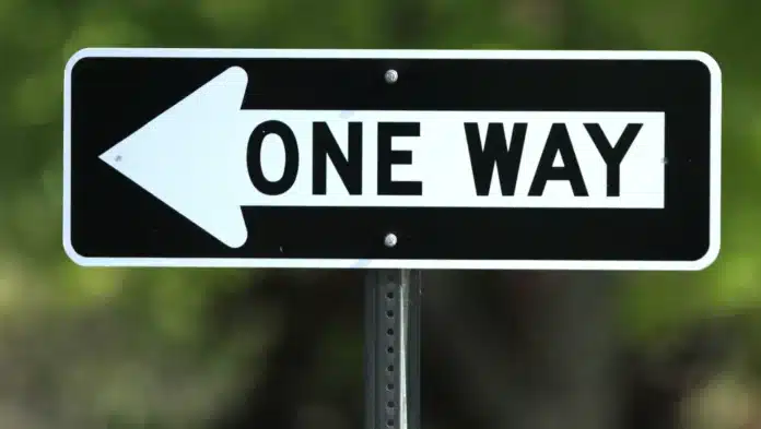 c72dbcc4-8817-4323-8846-6bdc10b1759d-ONE_WAY_SIGN