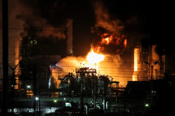 100225_Chevron-Refinery-Fire_Reuters_CM_01